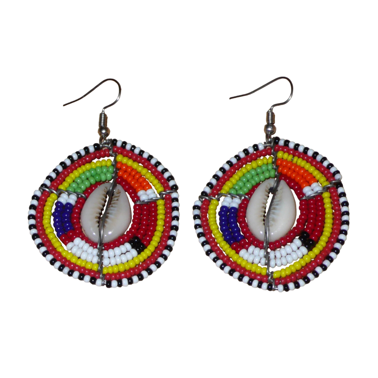 Boucles d'oreilles africaines traditionnelles en forme de boucliers Massai composées de perles de rocaille rouges et multicolores et de coquillages. De taille moyenne, elles mesurent 6 cm de long et 4 cm de large, et se portent avec des crochets en acier inoxydable sur des oreilles percées.