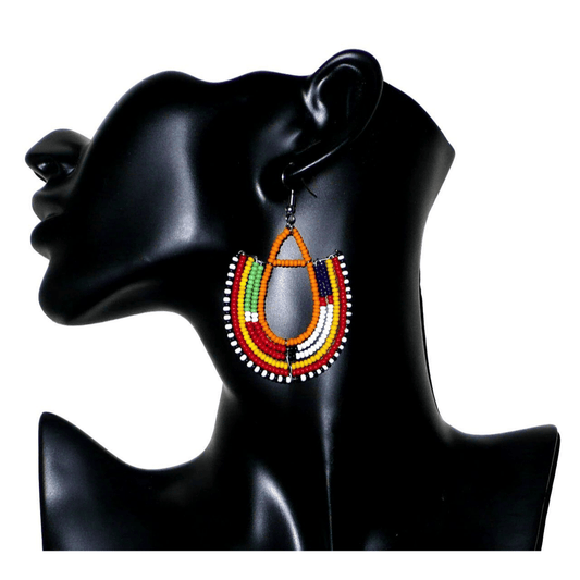 Boucles d'oreilles tribales Massai en forme d'ancres composées de perles orange et multicolores. Elles mesurent 7,5 cm de long et 4,5 cm de large.