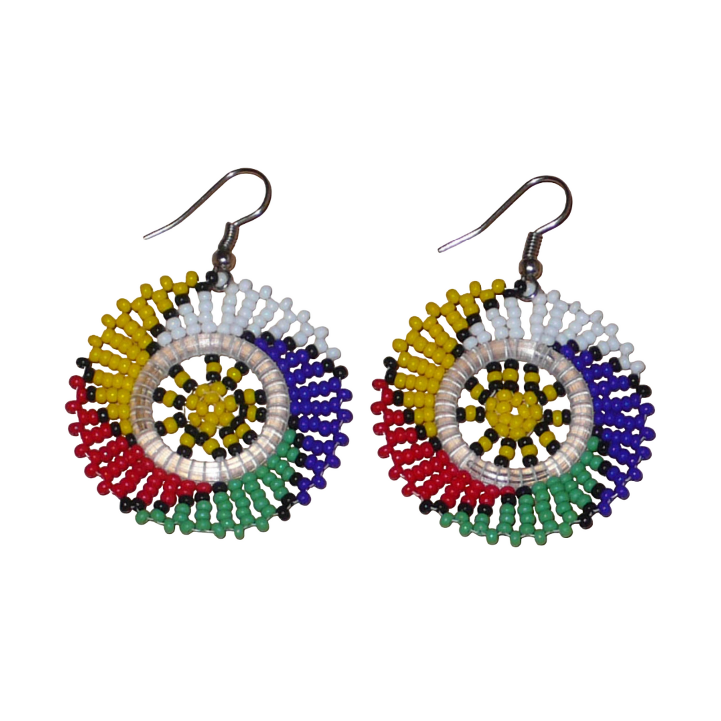 Boucles d'oreilles sud-africaines rondes à motifs traditionnels zoulous composées de perles de rocaille multicolores. Elles mesurent 5.5 cm de long et 4 cm de large, et se portent sur des oreilles percées.