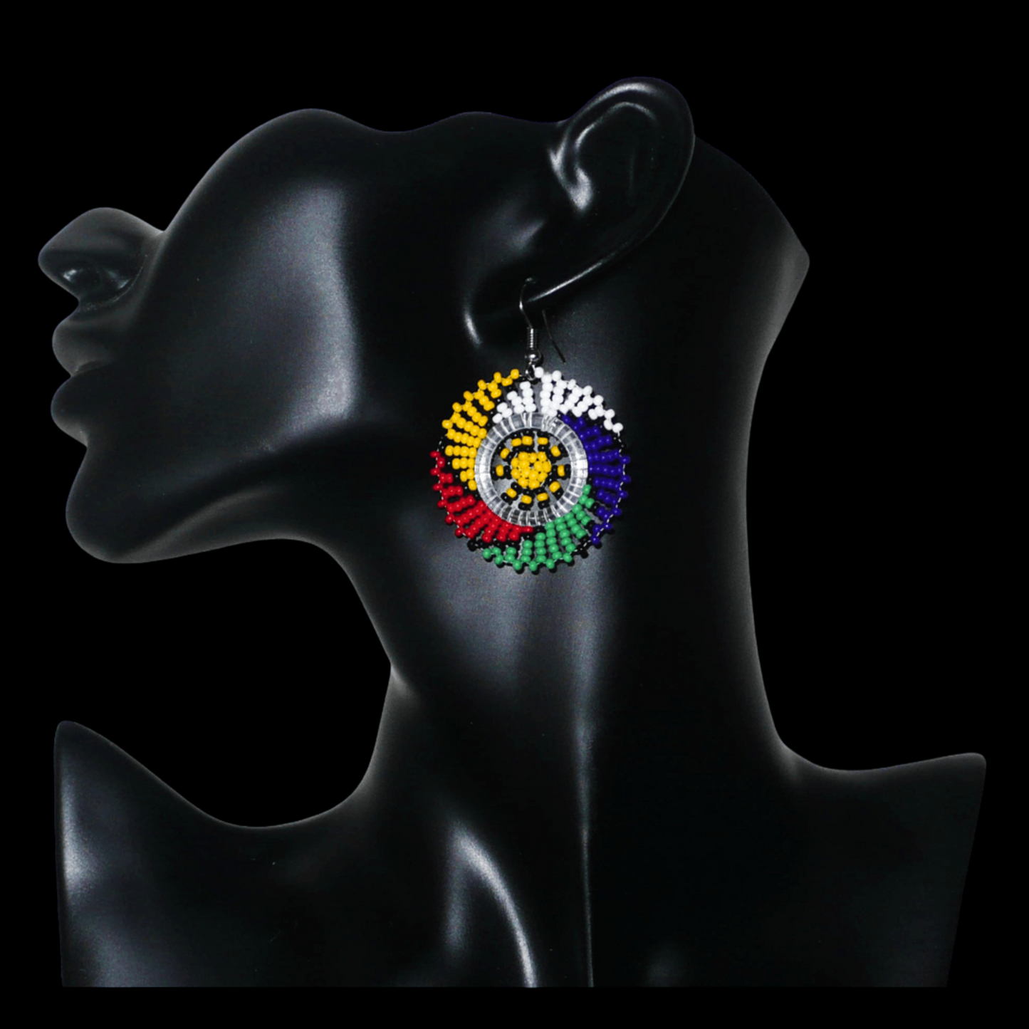 Boucles d'oreilles sud-africaines rondes à motifs traditionnels zoulous composées de perles de rocaille multicolores. Elles mesurent 5.5 cm de long et 4 cm de large, et se portent sur des oreilles percées.