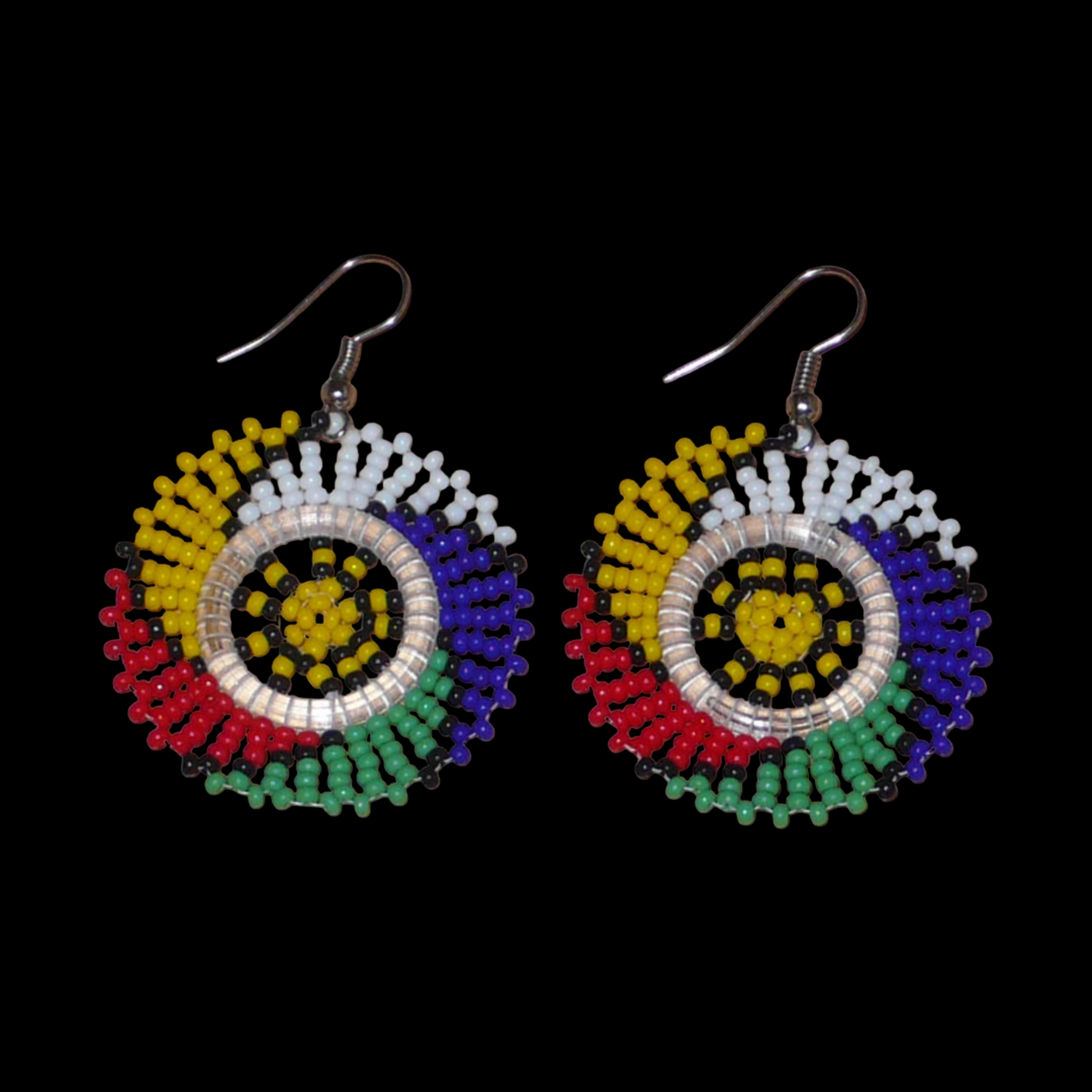 Boucles d'oreilles sud-africaines rondes à motifs traditionnels zoulous composées de perles de rocaille multicolores. Elles mesurent 5.5 cm de long et 4 cm de large, et se portent sur des oreilles percées.
