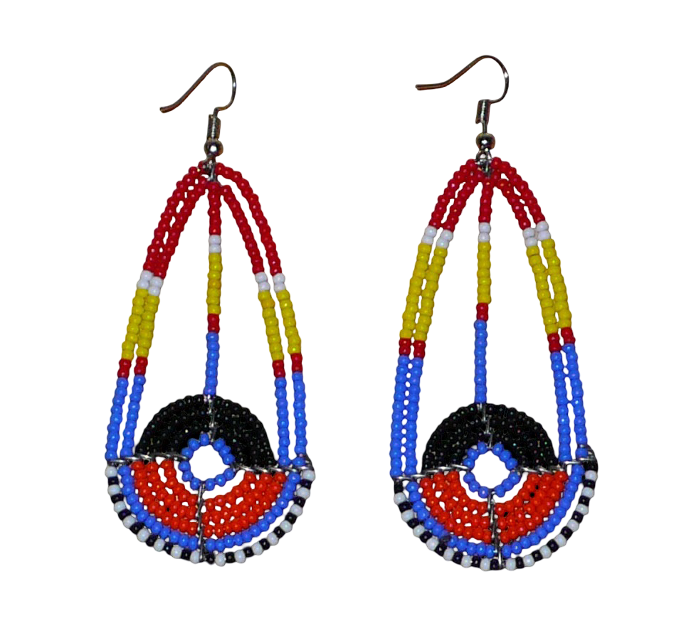 Longues boucles d'oreilles ethniques afro chic de tradition Massai composées de perles de rocaille multicolores. Elles mesurent 8.5 cm de long et 3.5 cm de large et se portent sur des oreilles percées.