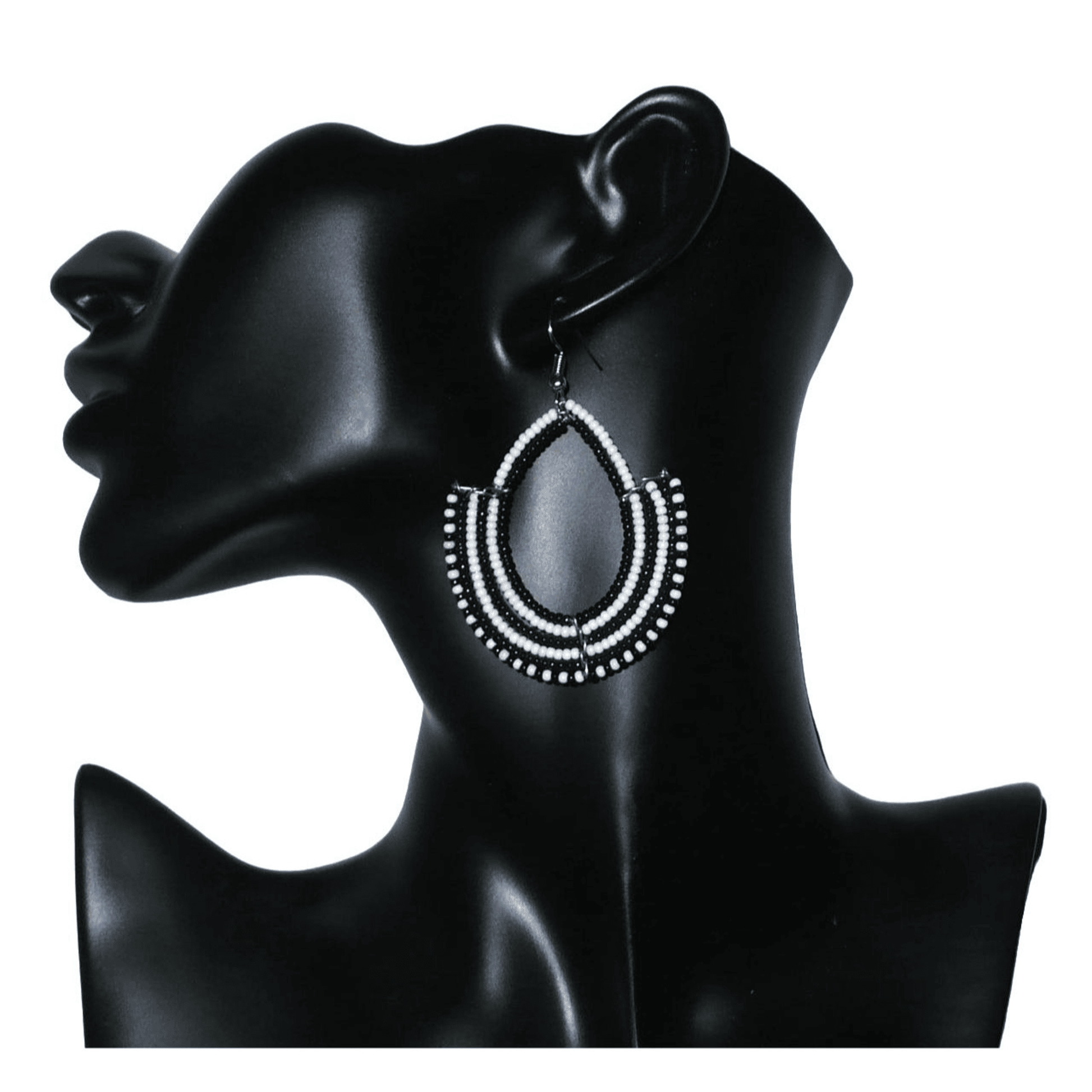 Boucles d'oreilles ethniques bicolores composées de perles de rocaille noires et blanches glissées sur des structures en fils de fer montés en forme d'ancres. Elles mesurent 7 cm de long et 4,5 cm de large et se portent sur des oreilles percées.