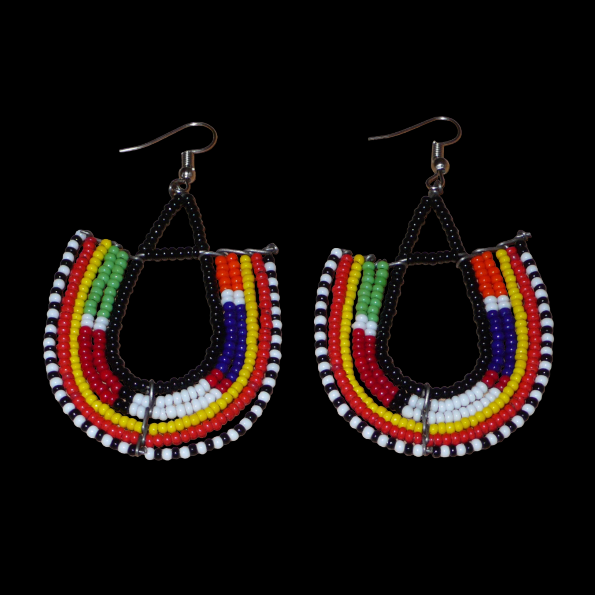 De conception artisanale kenyane, cette paire de boucles d'oreilles africaines traditionnelles Massai en forme d'ancres apportera une touche résolument afro à votre look ! Confectionnées à la main, ces boucles d'oreilles ethniques se composent de perles de rocaille noires et multicolores. Elles mesurent 7 cm de long et 4 cm de large, et se portent avec des crochets en acier inoxydable sur des oreilles percées.