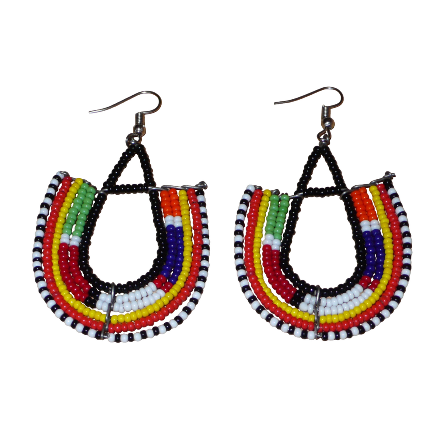 De conception artisanale kenyane, cette paire de boucles d'oreilles africaines traditionnelles Massai en forme d'ancres apportera une touche résolument afro à votre look ! Confectionnées à la main, ces boucles d'oreilles ethniques se composent de perles de rocaille noires et multicolores. Elles mesurent 7 cm de long et 4 cm de large, et se portent avec des crochets en acier inoxydable sur des oreilles percées.