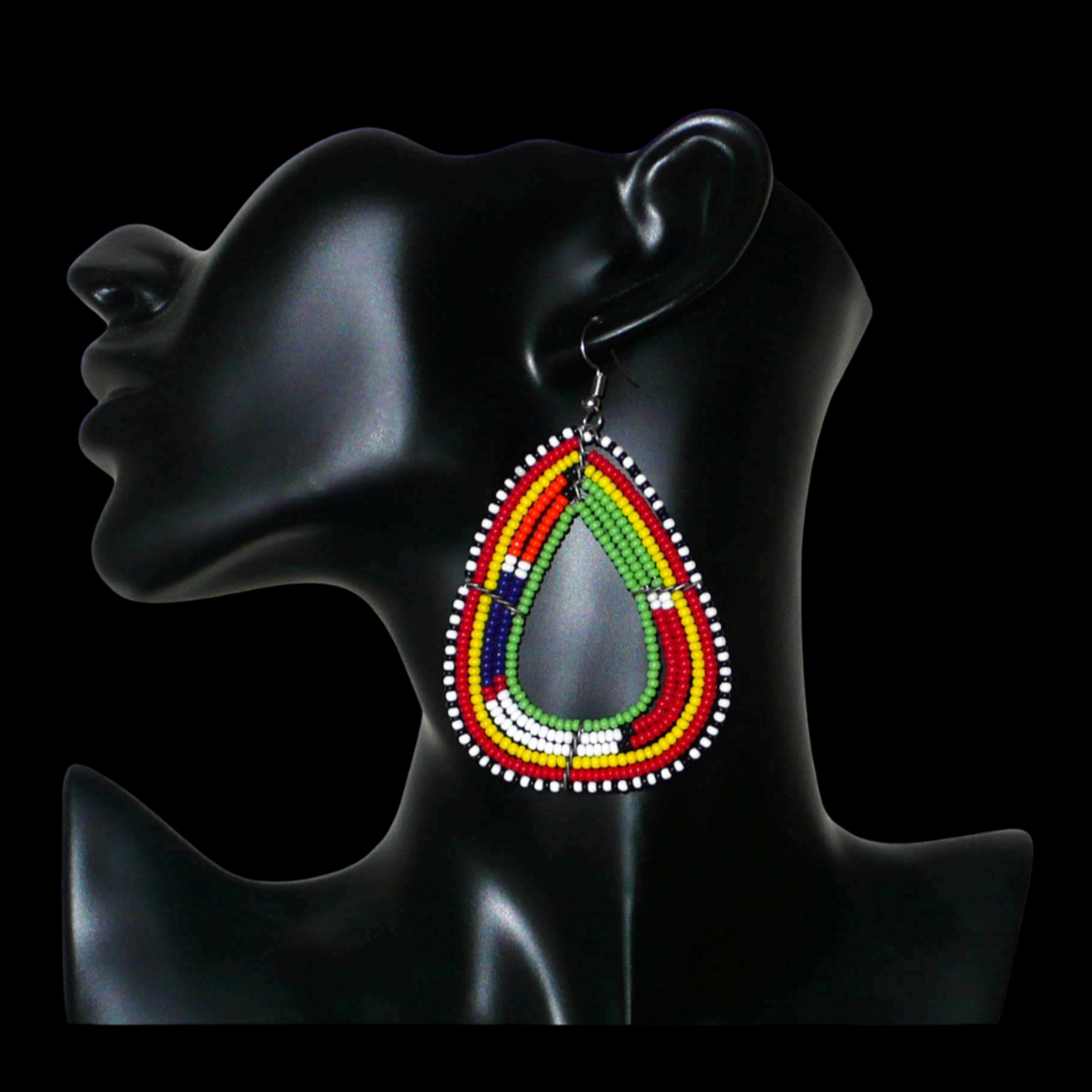 Longues boucles d'oreilles africaines traditionnelles à motifs ethniques Massai composées de perles de rocaille vertes et multicolores. Elles mesurent 8,5 cm de long et 5 cm de large et se portent avec des crochets en acier inoxydable sur des oreilles percées.