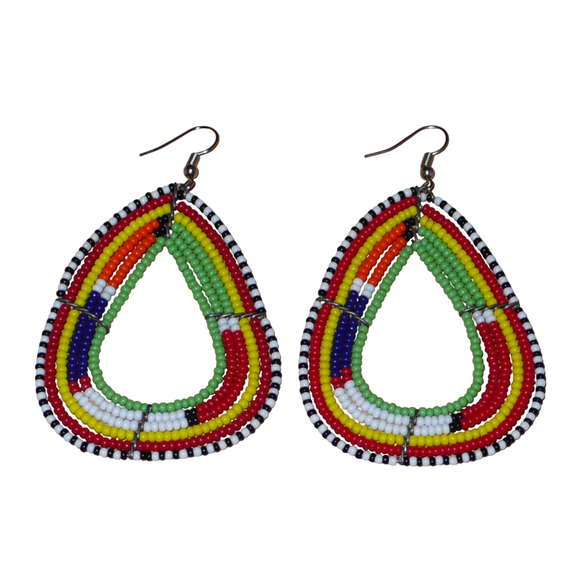 Longues boucles d'oreilles africaines traditionnelles à motifs ethniques Massai composées de perles de rocaille vertes et multicolores. Elles mesurent 8,5 cm de long et 5 cm de large et se portent avec des crochets en acier inoxydable sur des oreilles percées.
