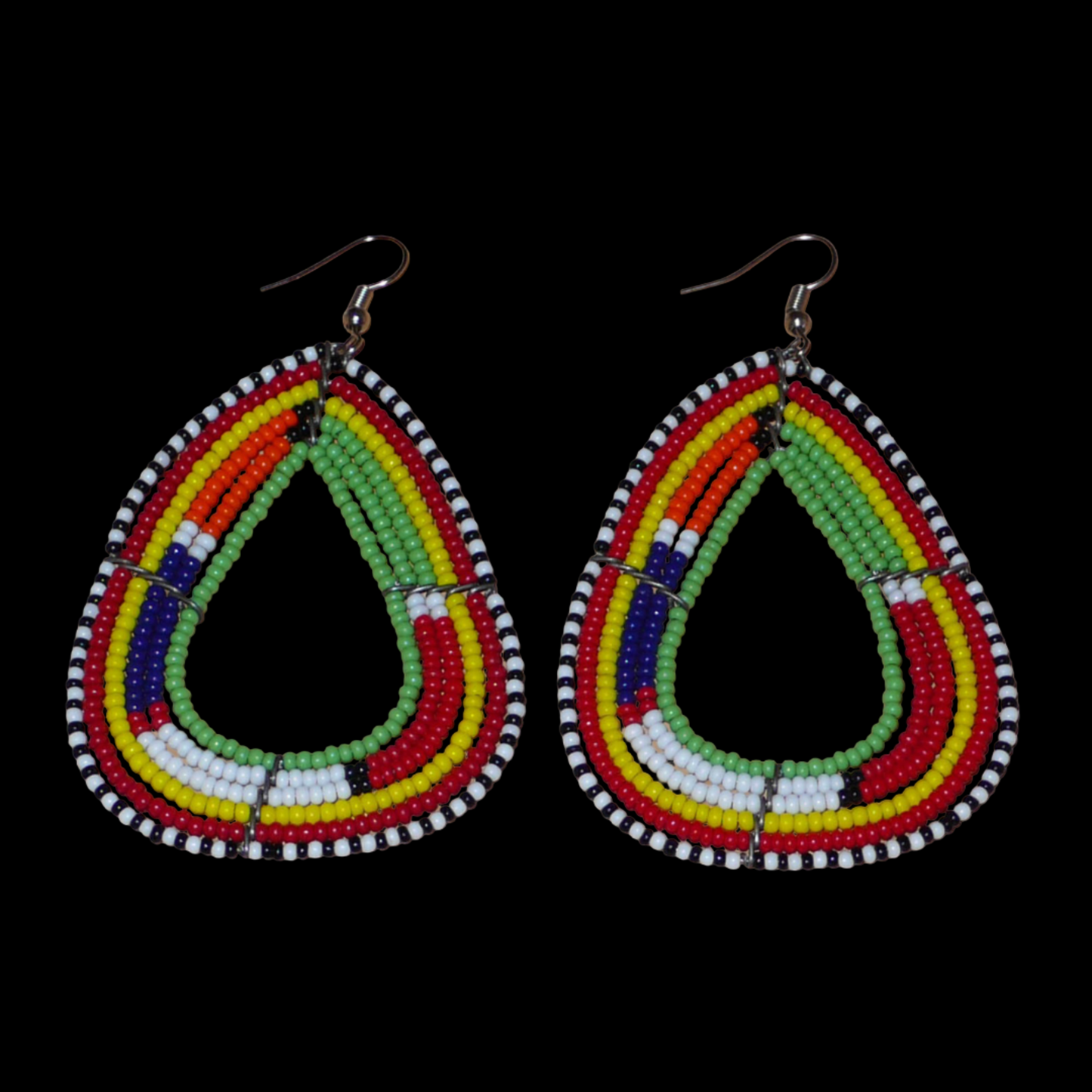 Longues boucles d'oreilles africaines traditionnelles à motifs ethniques Massai composées de perles de rocaille vertes et multicolores. Elles mesurent 8,5 cm de long et 5 cm de large et se portent avec des crochets en acier inoxydable sur des oreilles percées.