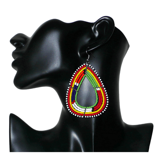 Longues boucles d'oreilles africaines traditionnelles à motifs ethniques Massai composées de perles de rocaille vertes et multicolores. Elles mesurent 8,5 cm de long et 5 cm de large et se portent avec des crochets en acier inoxydable sur des oreilles percées.