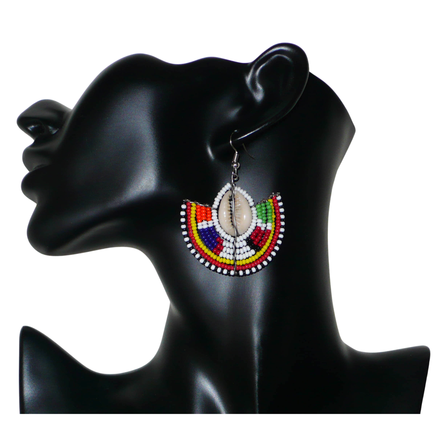 Apportez une touche de couleur et d'authenticité à votre style avec cette paire de boucles d'oreilles africaines issues de l'artisanat traditionnel Massai. Confectionnées à la main au Kenya, ces boucles d'oreilles ethniques se composent de perles de rocaille blanches et multicolores et de coquillages cauris. De taille moyenne, elles mesurent 6 cm de long et 4.5 cm de large, et se portent avec des crochets en acier inoxydable sur des oreilles percées.