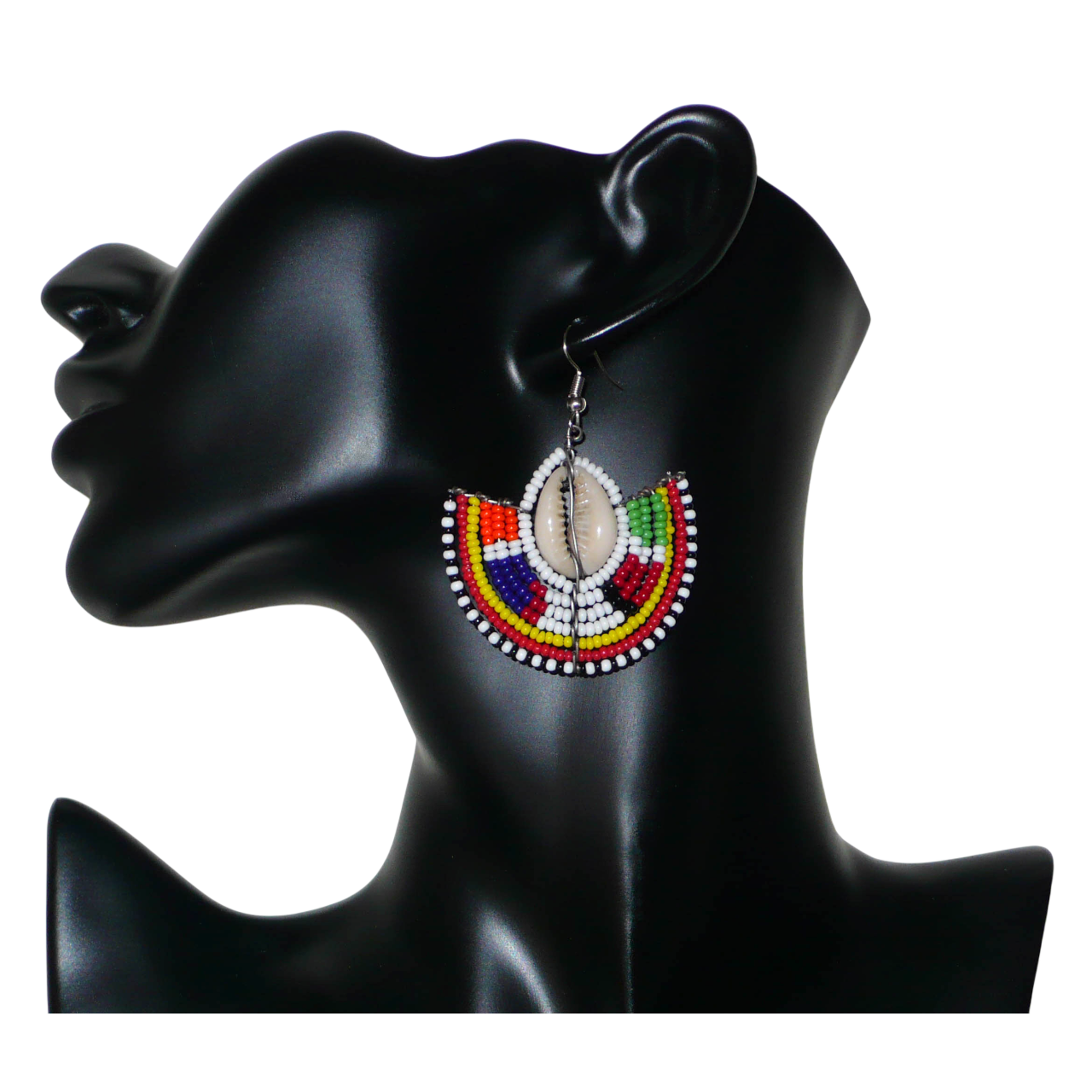 Apportez une touche de couleur et d'authenticité à votre style avec cette paire de boucles d'oreilles africaines issues de l'artisanat traditionnel Massai. Confectionnées à la main au Kenya, ces boucles d'oreilles ethniques se composent de perles de rocaille blanches et multicolores et de coquillages cauris. De taille moyenne, elles mesurent 6 cm de long et 4.5 cm de large, et se portent avec des crochets en acier inoxydable sur des oreilles percées.
