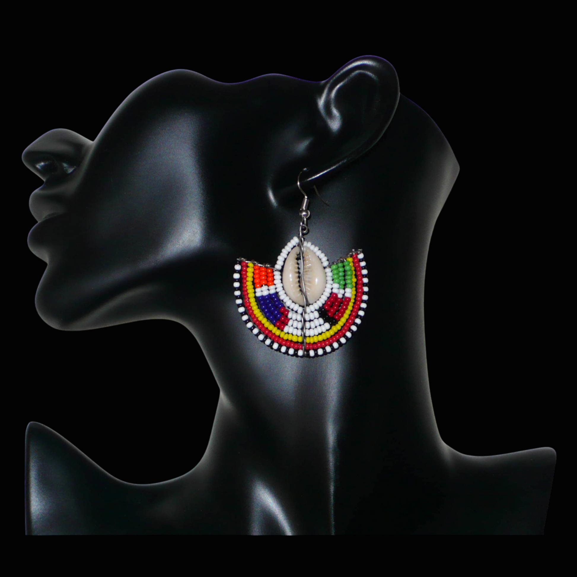 Apportez une touche de couleur et d'authenticité à votre style avec cette paire de boucles d'oreilles africaines issues de l'artisanat traditionnel Massai. Confectionnées à la main au Kenya, ces boucles d'oreilles ethniques se composent de perles de rocaille blanches et multicolores et de coquillages cauris. De taille moyenne, elles mesurent 6 cm de long et 4.5 cm de large, et se portent avec des crochets en acier inoxydable sur des oreilles percées.