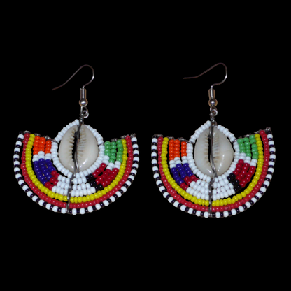 Apportez une touche de couleur et d'authenticité à votre style avec cette paire de boucles d'oreilles africaines issues de l'artisanat traditionnel Massai. Confectionnées à la main au Kenya, ces boucles d'oreilles ethniques se composent de perles de rocaille blanches et multicolores et de coquillages cauris. De taille moyenne, elles mesurent 6 cm de long et 4.5 cm de large, et se portent avec des crochets en acier inoxydable sur des oreilles percées.