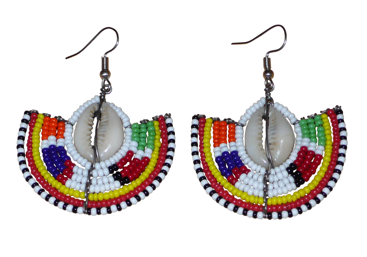 Apportez une touche de couleur et d'authenticité à votre style avec cette paire de boucles d'oreilles africaines issues de l'artisanat traditionnel Massai. Confectionnées à la main au Kenya, ces boucles d'oreilles ethniques se composent de perles de rocaille blanches et multicolores et de coquillages cauris. De taille moyenne, elles mesurent 6 cm de long et 4.5 cm de large, et se portent avec des crochets en acier inoxydable sur des oreilles percées.