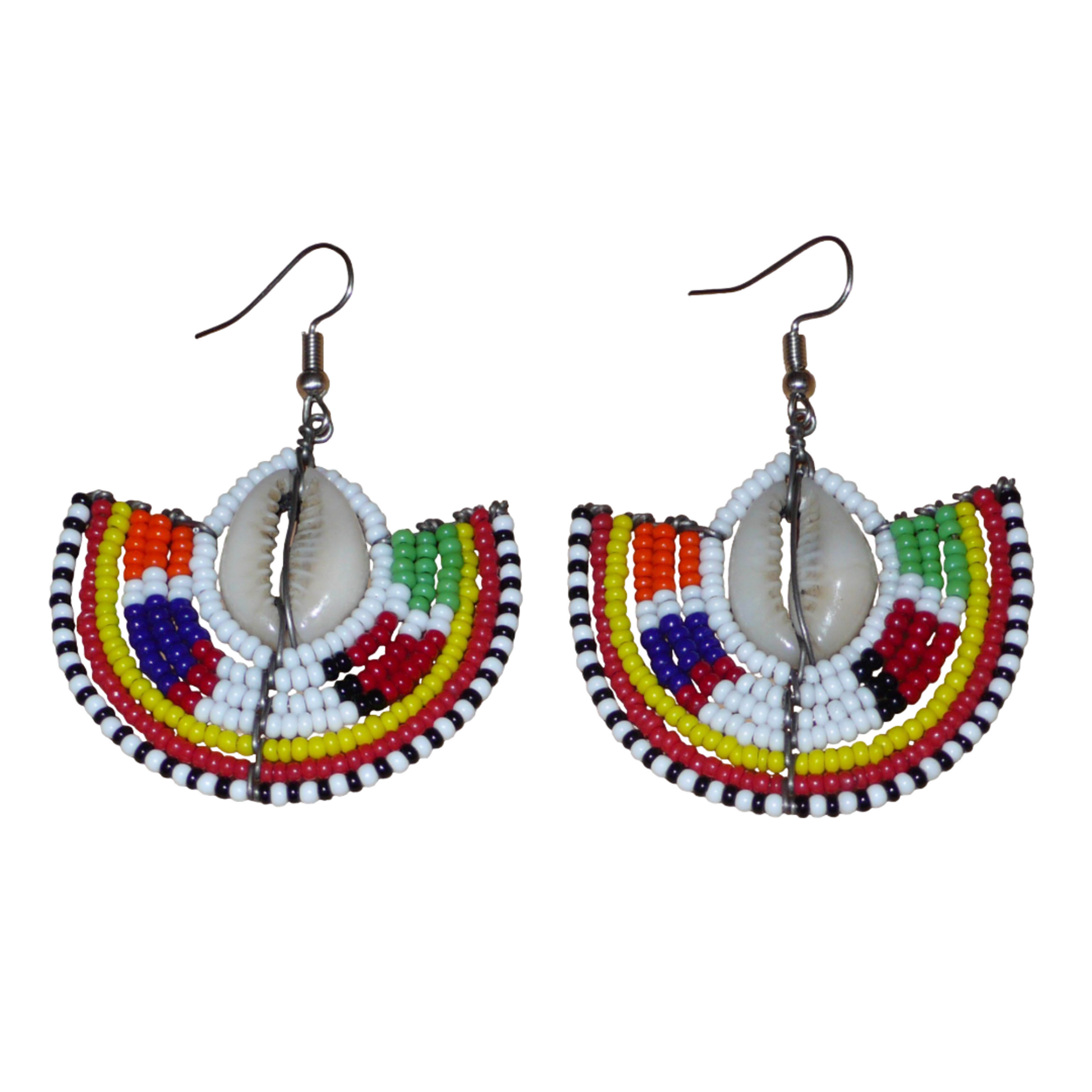 Apportez une touche de couleur et d'authenticité à votre style avec cette paire de boucles d'oreilles africaines issues de l'artisanat traditionnel Massai. Confectionnées à la main au Kenya, ces boucles d'oreilles ethniques se composent de perles de rocaille blanches et multicolores et de coquillages cauris. De taille moyenne, elles mesurent 6 cm de long et 4.5 cm de large, et se portent avec des crochets en acier inoxydable sur des oreilles percées.