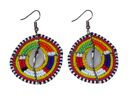 Ambiance exotique avec ces jolies boucles d'oreilles africaines à motifs ethniques traditionnels Massai de conception artisanale kenyane. Elles sont composées de perles de rocaille jaunes et multicolores et de coquillages cauris fixés sur des fils de fer montés en forme de boucliers Massai. Ces boucles d'oreilles de taille moyenne mesurent 6.5 cm de long et 4 cm de large ; elles se portent avec des crochets en acier inoxydable sur des oreilles percées.