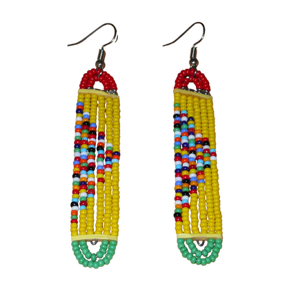 Longues boucles d'oreilles africaines aux accents exotiques composées de perles jaunes, rouges, vertes et multicolores montées en forme de rectangles aux bouts arrondis. Elles mesurent 9 cm de long et 1.5 cm de large, et se portent avec des crochets en acier inoxydable sur des oreilles percées.
