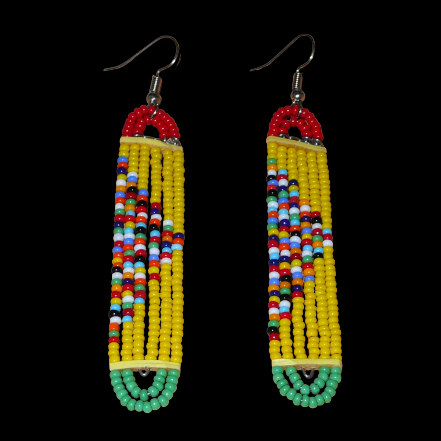 Longues boucles d'oreilles africaines aux accents exotiques composées de perles jaunes, rouges, vertes et multicolores montées en forme de rectangles aux bouts arrondis. Elles mesurent 9 cm de long et 1.5 cm de large, et se portent avec des crochets en acier inoxydable sur des oreilles percées.