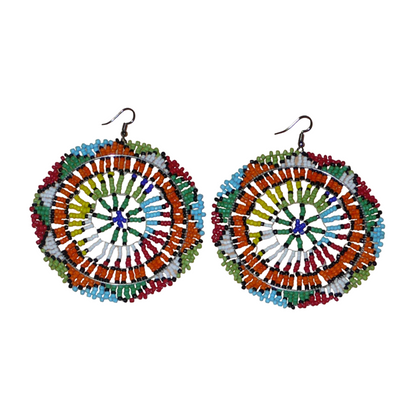 Boucles d'oreilles africaines surdimensionnées aux motifs traditionnels zoulous et couleurs rétro évoquant le style afro chic des années 70 : elles se composent de perles de rocaille multicolores et mesurent 10 cm de long et 8.5 cm de large ; elles se portent avec des crochets en acier inoxydable sur des oreilles percées.