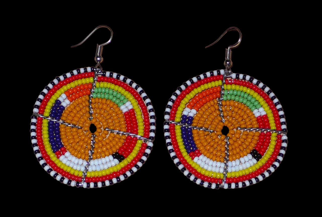 Boucles d'oreilles africaines de tradition Massai composées de perles de rocaille orange et multicolores enfilées sur des structures circulaires en fils de fer. De taille moyenne, elles mesurent 6,5 cm de long et 4,5 cm de large ; elle se portent sur des oreilles percées. Timeless Fineries