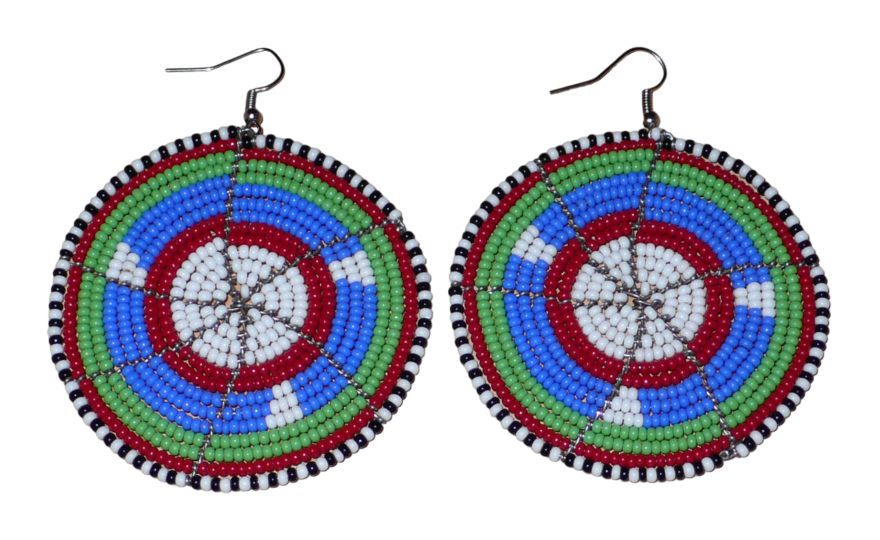 Boucles d'oreilles africaines ethniques Massai rondes composées de perles de rocaille bleues, vertes, rouges, blanches et noires. Elles mesurent 8 cm de long et 6,5 cm de large, et se portent sur des oreilles percées.