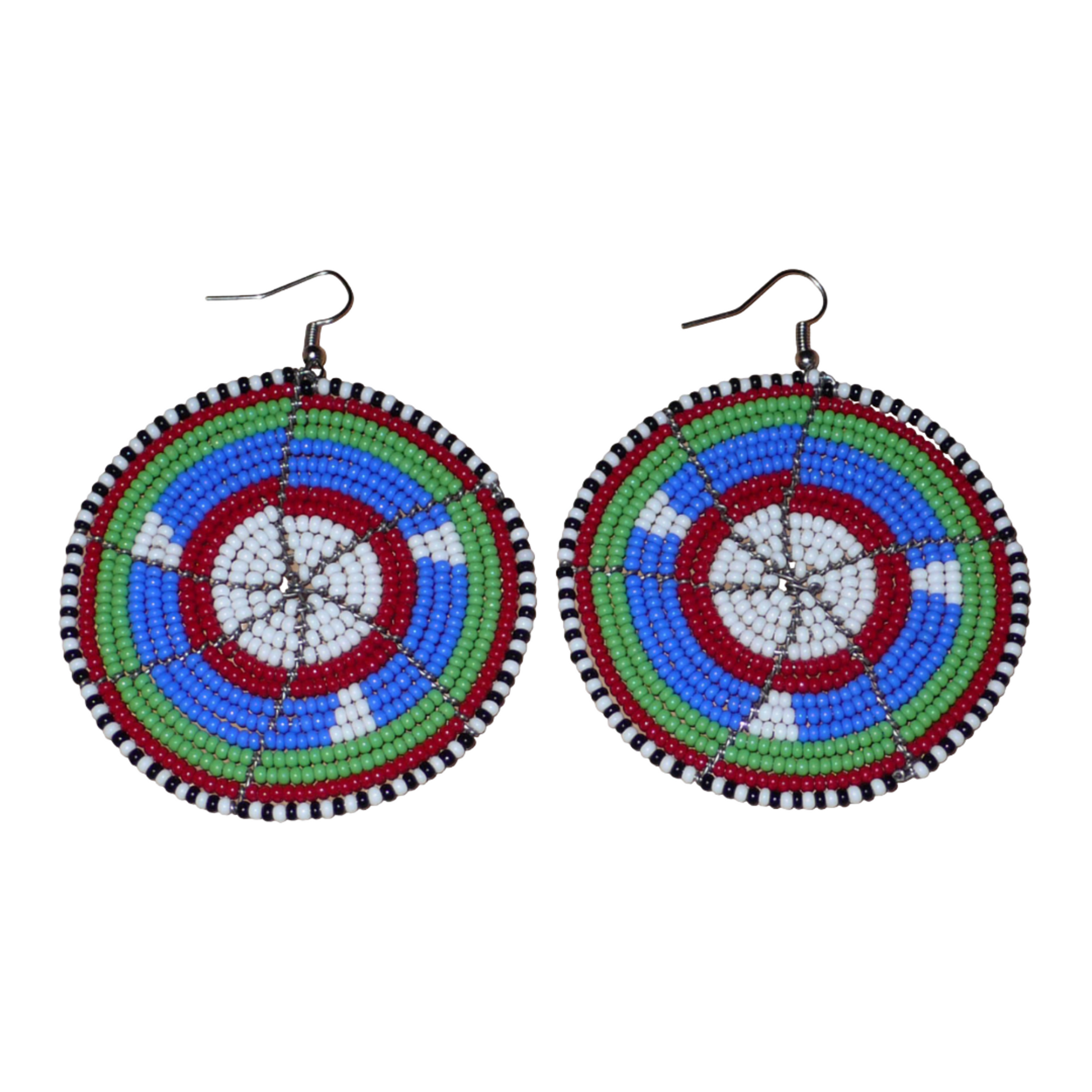 Boucles d'oreilles africaines ethniques Massai rondes composées de perles de rocaille bleues, vertes, rouges, blanches et noires. Elles mesurent 8 cm de long et 6,5 cm de large, et se portent sur des oreilles percées.