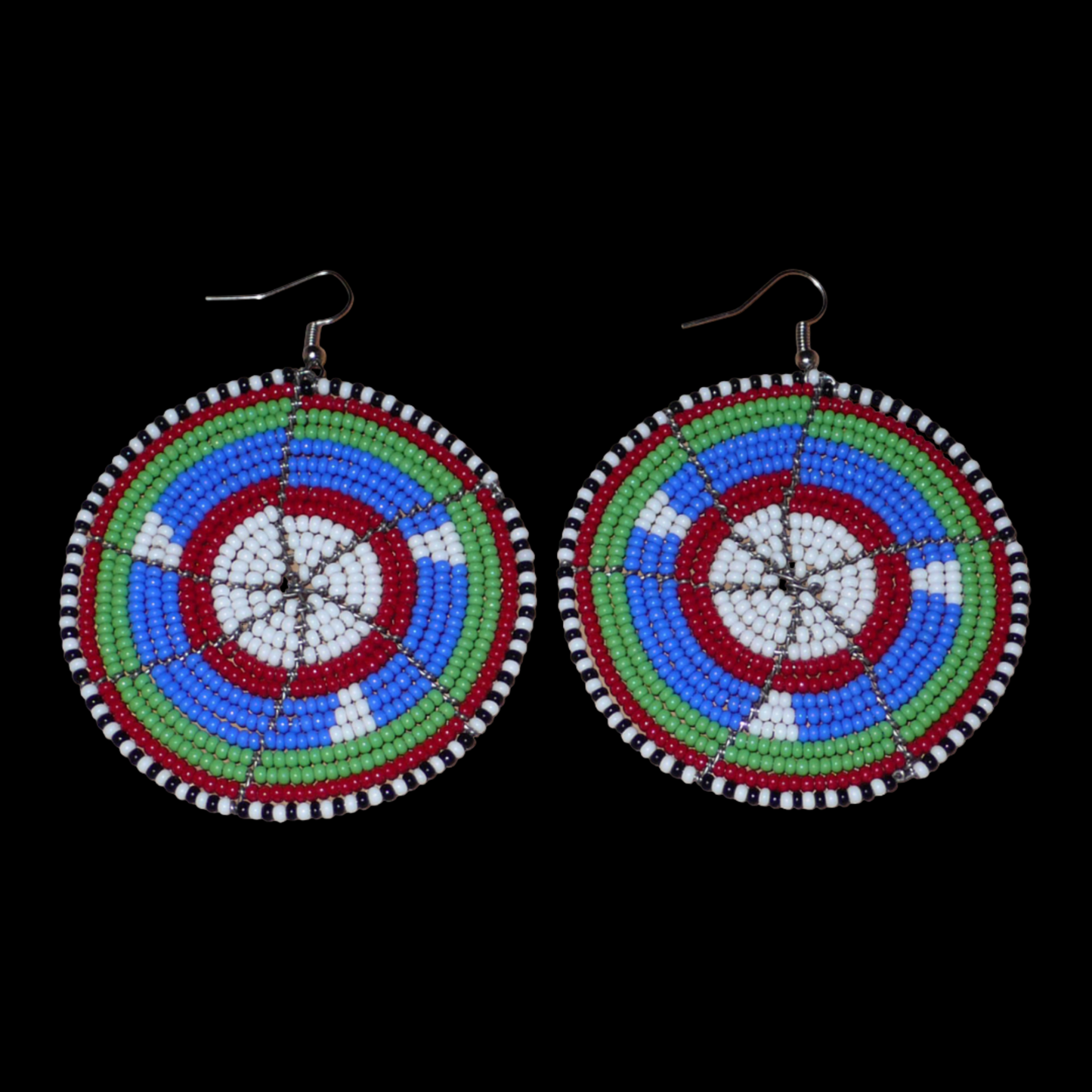 Boucles d'oreilles africaines ethniques Massai rondes composées de perles de rocaille bleues, vertes, rouges, blanches et noires. Elles mesurent 8 cm de long et 6,5 cm de large, et se portent sur des oreilles percées.