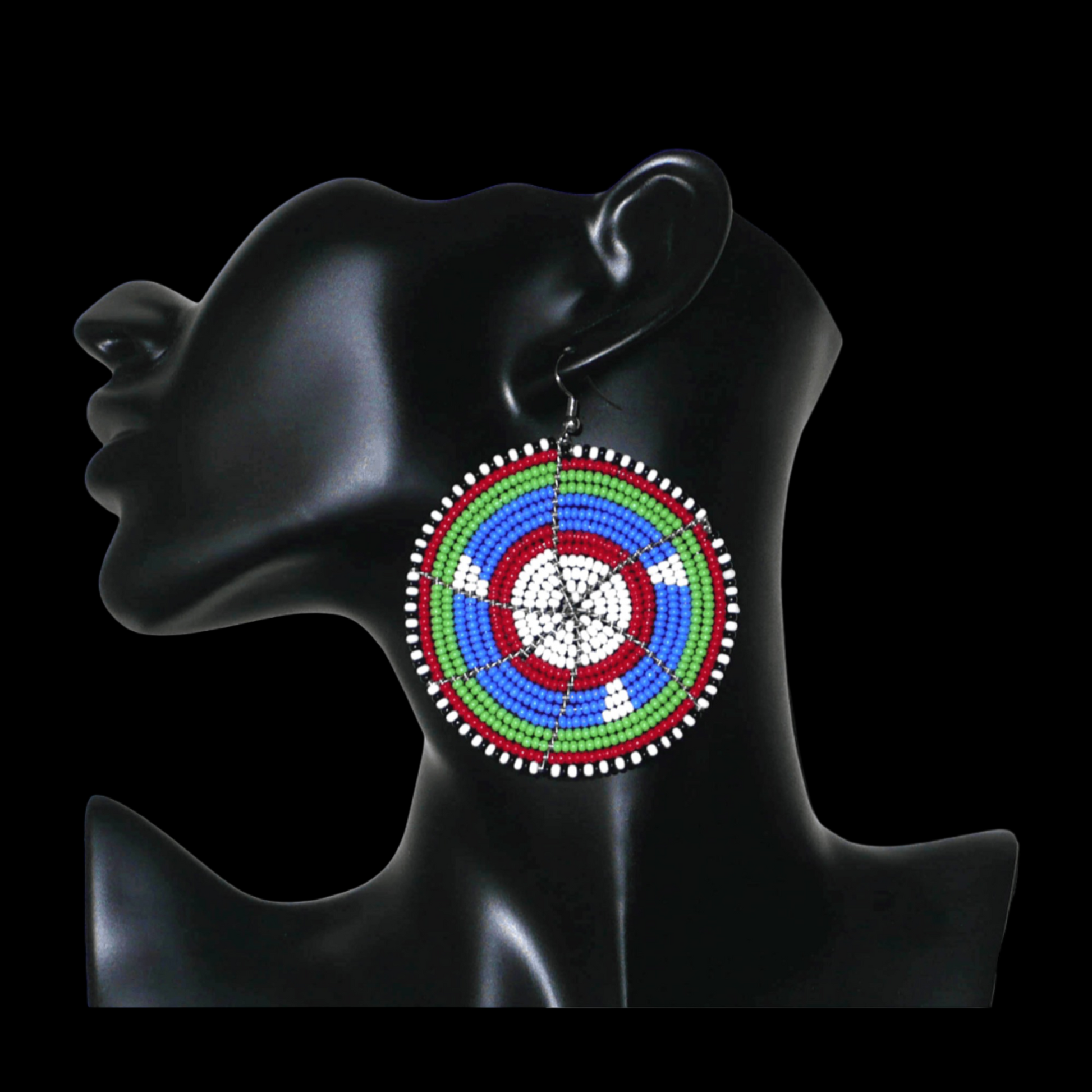 Longues et larges boucles d'oreilles africaines Massai en forme de disques composées de perles de rocaille. Elles mesurent 8 cm de long et 6,5 cm de large, et se portent avec des crochets en acier inoxydable sur des oreilles percées.