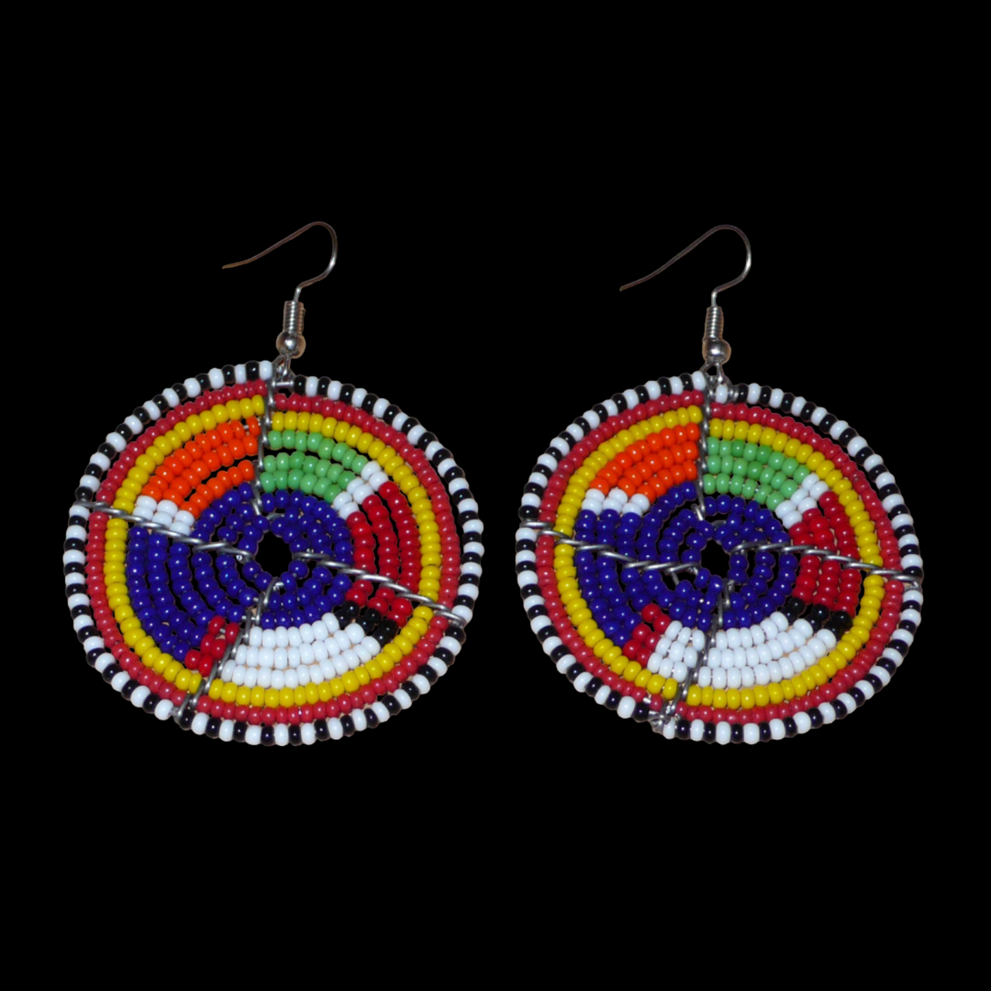 Boucles d'oreilles africaines rondes bleu marine et multicolores à motifs ethniques traditionnels Massai : elles se composent d'un tissage de perles de rocaille enfilées sur des structures circulaires en fils de fer. De taille moyenne, ces boucles d'oreilles riches en couleurs mesurent 6.5 cm de long et 4.5 cm de large, et se portent avec des crochets en acier inoxydable sur des oreilles percées.