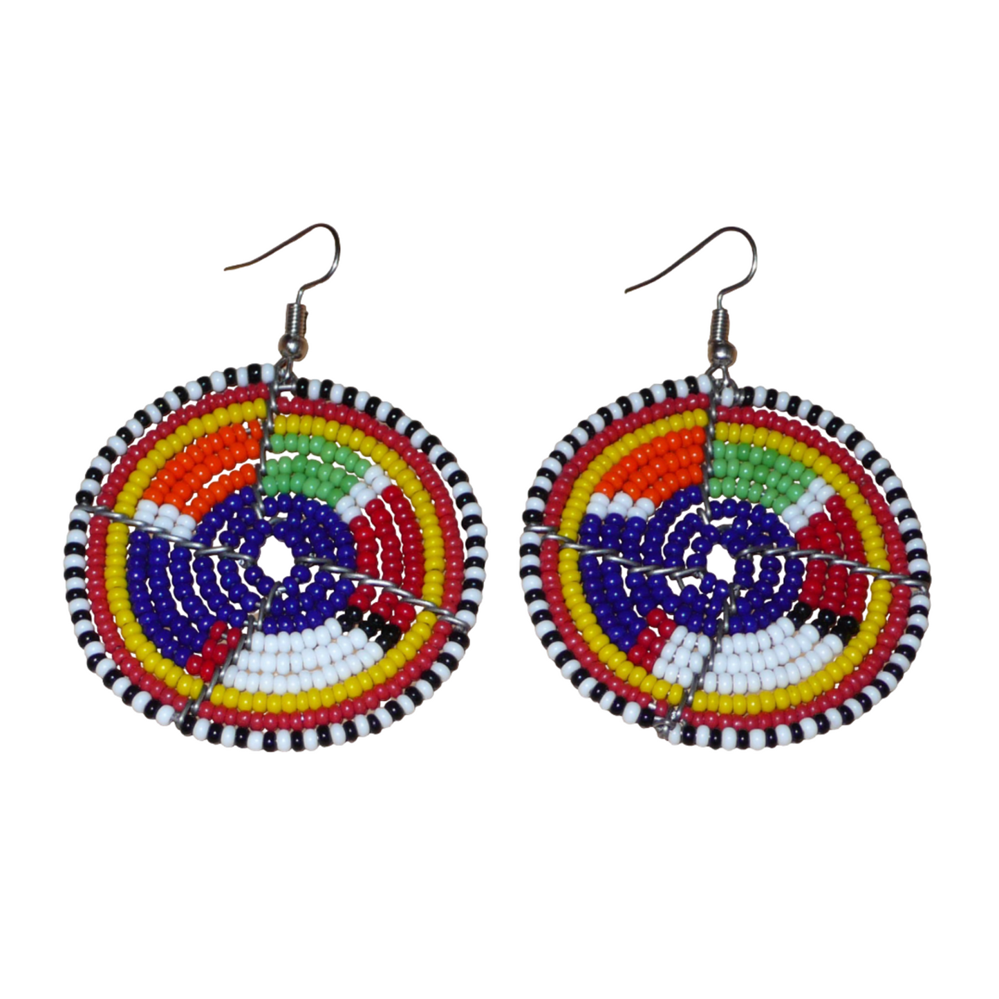 Boucles d'oreilles africaines rondes bleu marine et multicolores à motifs ethniques traditionnels Massai : elles se composent d'un tissage de perles de rocaille enfilées sur des structures circulaires en fils de fer. De taille moyenne, ces boucles d'oreilles riches en couleurs mesurent 6.5 cm de long et 4.5 cm de large, et se portent avec des crochets en acier inoxydable sur des oreilles percées.