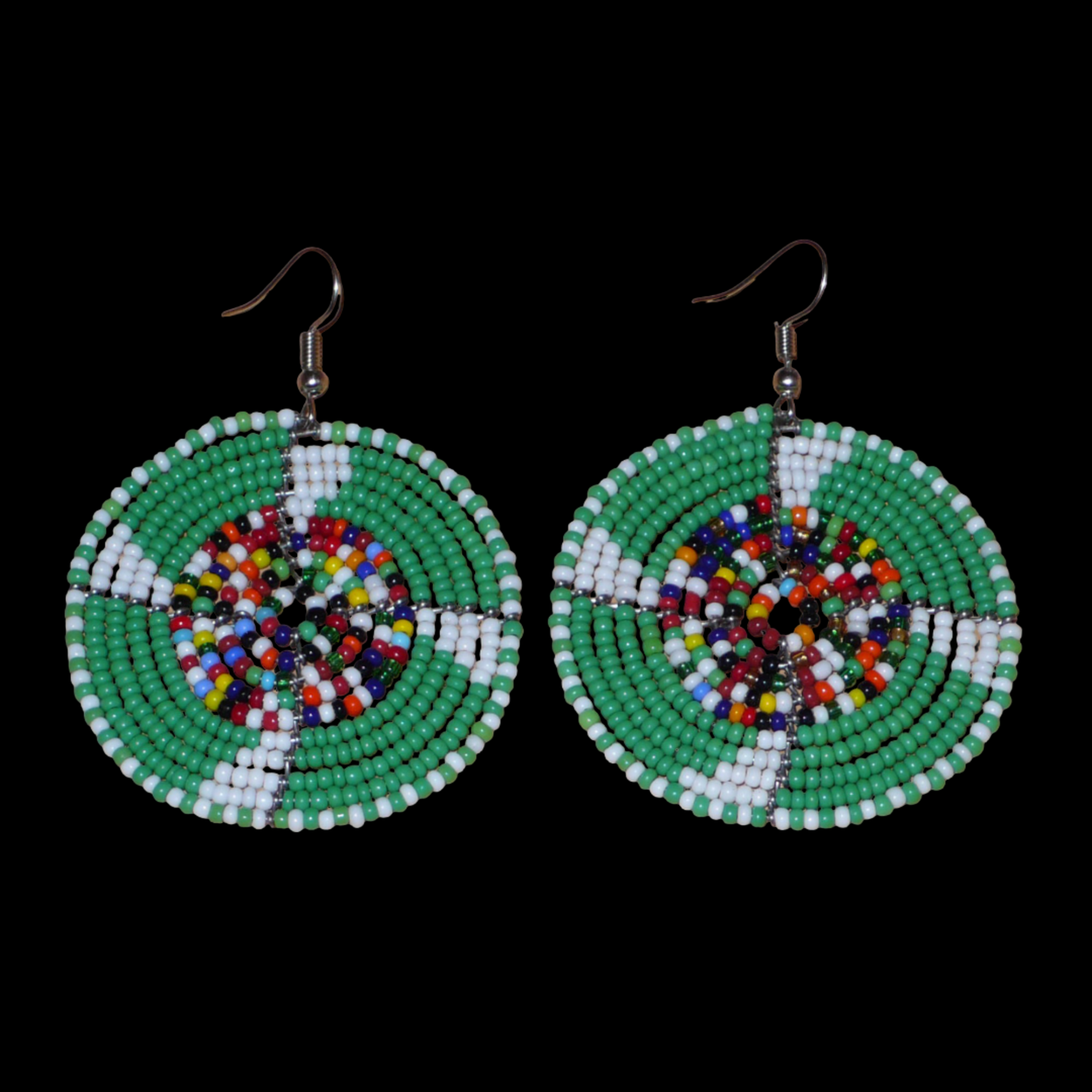 Ajoutez une touche ethnique afro bohème à votre look avec ces boucles d'oreilles africaines rondes confectionnées à la main dans la tradition artisanale Massai : elles se composent de perles de rocaille principalement vertes, puis blanches et multicolores glissées sur des structures circulaires en fils de fer.
Cette paire de boucles d'oreilles mesure 6.5 cm de long et 4.5 cm de large, et se porte avec des crochets en acier inoxydable sur des oreilles percées.