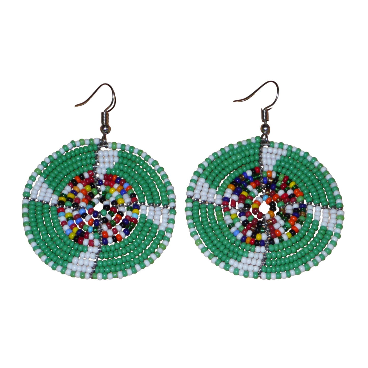 Ajoutez une touche ethnique afro bohème à votre look avec ces boucles d'oreilles africaines rondes confectionnées à la main dans la tradition artisanale Massai : elles se composent de perles de rocaille principalement vertes, puis blanches et multicolores glissées sur des structures circulaires en fils de fer.
Cette paire de boucles d'oreilles mesure 6.5 cm de long et 4.5 cm de large, et se porte avec des crochets en acier inoxydable sur des oreilles percées.