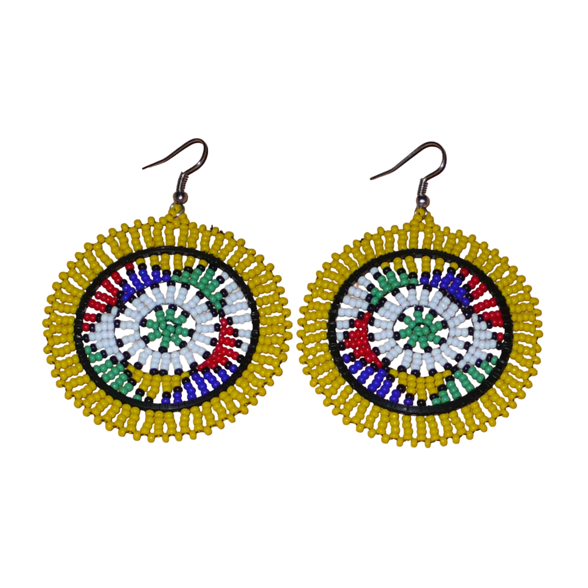Boucles d'oreilles africaines zouloues en perles de rocaille jaunes et multicolores enfilées sur des structures circulaires en fils de fer et de nylon. Elles mesurent 7,5 cm de long et 5,5 cm de large et se portent avec des crochets en acier inoxydable.