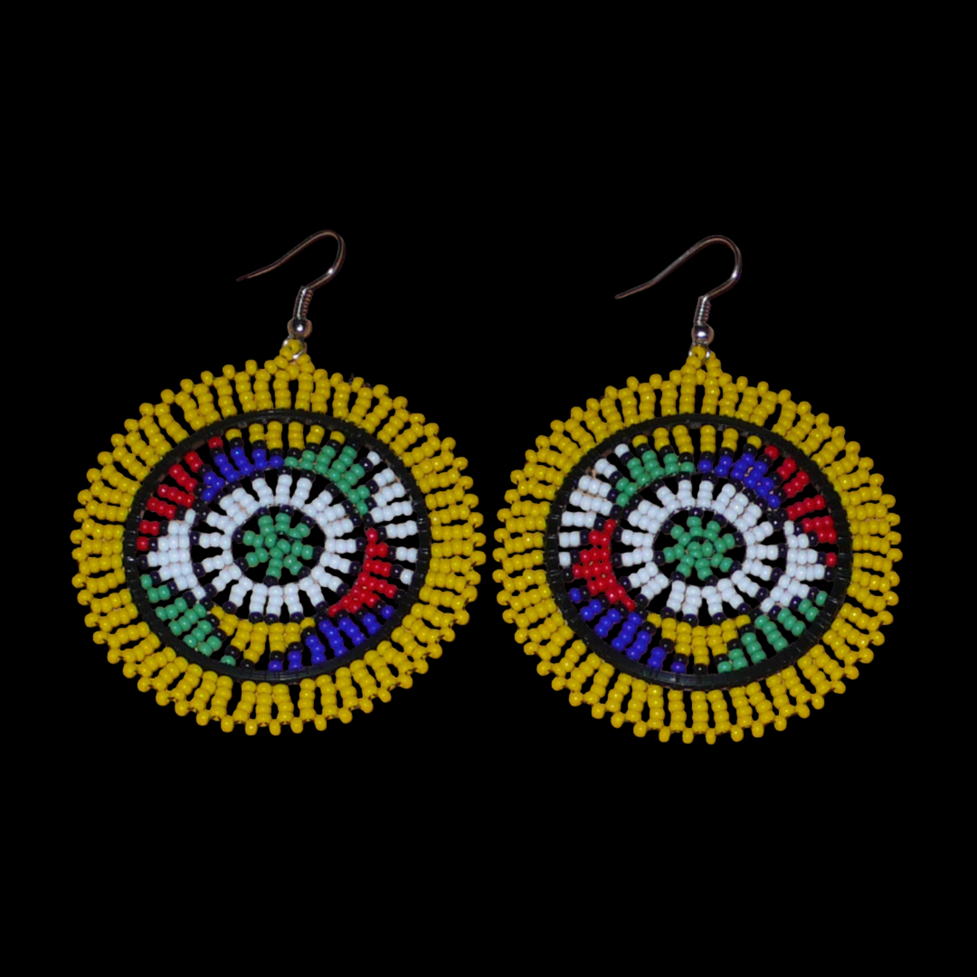 Boucles d'oreilles africaines zouloues en perles de rocaille jaunes et multicolores enfilées sur des structures circulaires en fils de fer et de nylon. Elles mesurent 7,5 cm de long et 5,5 cm de large et se portent avec des crochets en acier inoxydable.