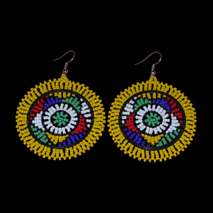 Boucles d'oreilles africaines zouloues en perles de rocaille jaunes et multicolores enfilées sur des structures circulaires en fils de fer et de nylon. Elles mesurent 7,5 cm de long et 5,5 cm de large et se portent avec des crochets en acier inoxydable.