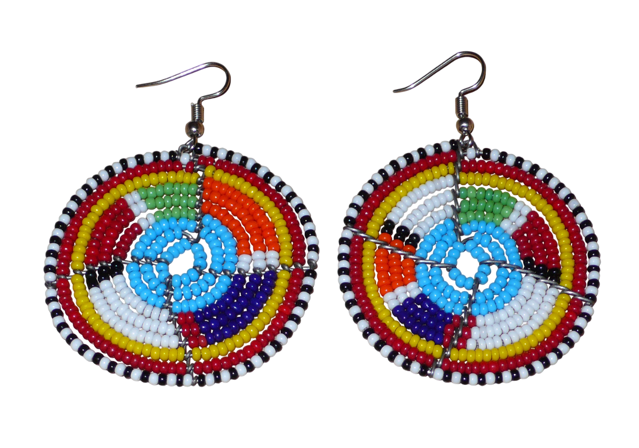 Boucles d'oreilles africaines bleues et multicolores à motifs ethniques traditionnels Massai, composées d'un tissage de perles de rocaille glissées sur des structures circulaires en fils de fer. De taille moyenne, ces boucles d'oreilles perlées mesurent 6.5 cm de long et 4.5 cm de large et se portent avec des crochets en acier inoxydable sur des oreilles percées.