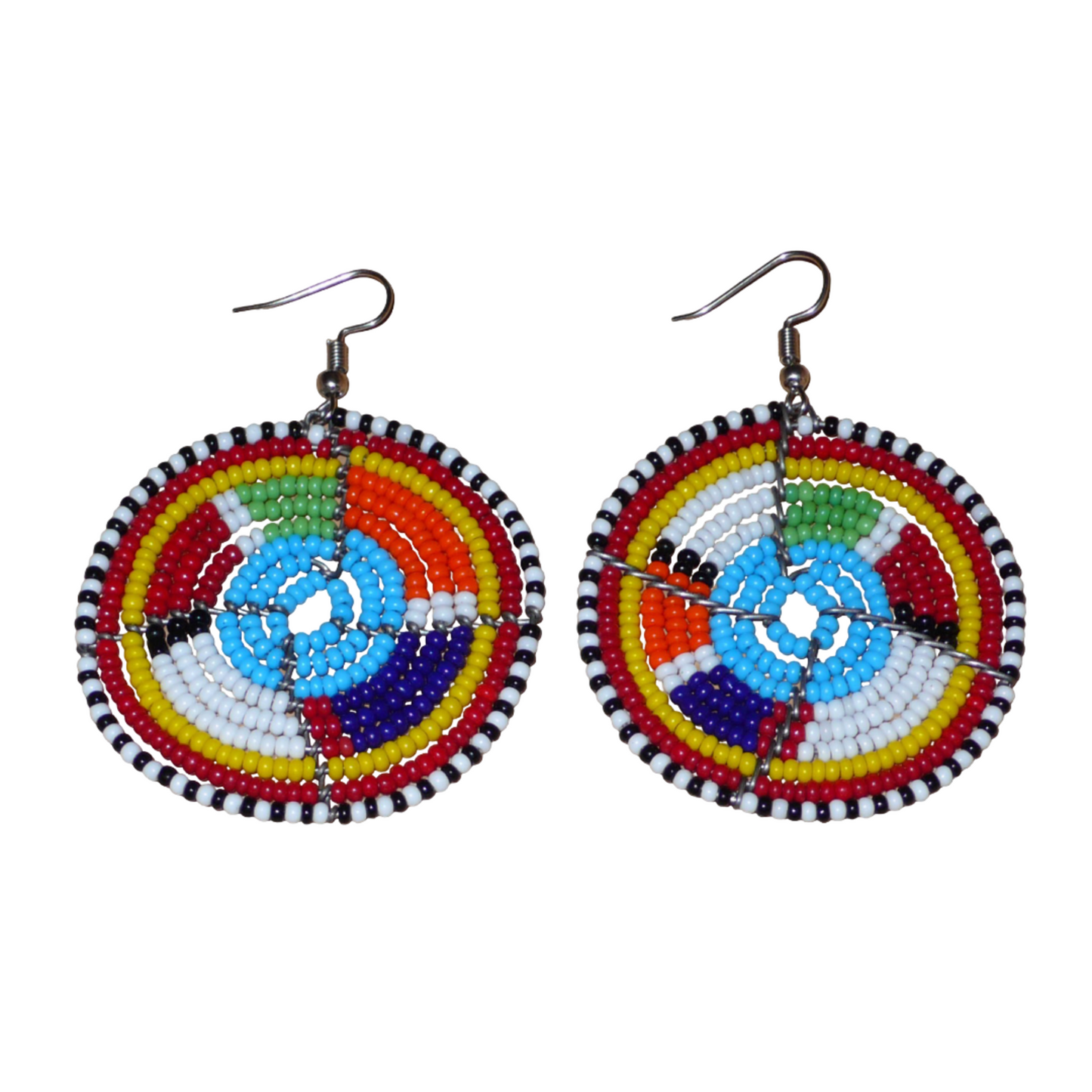 Boucles d'oreilles africaines bleues et multicolores à motifs ethniques traditionnels Massai, composées d'un tissage de perles de rocaille glissées sur des structures circulaires en fils de fer. De taille moyenne, ces boucles d'oreilles perlées mesurent 6.5 cm de long et 4.5 cm de large et se portent avec des crochets en acier inoxydable sur des oreilles percées.