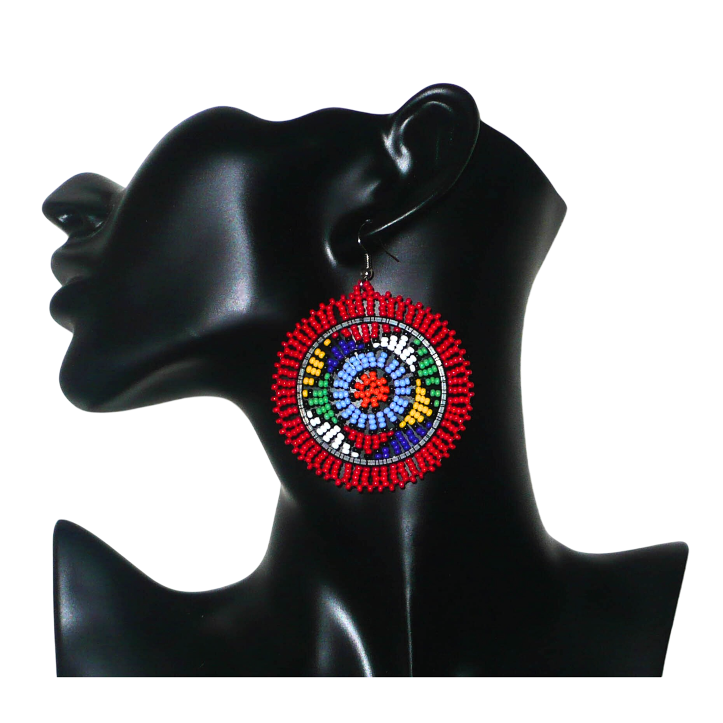 Boucles d'oreilles africaines à motifs zoulous composées de perles de rocailles rouges et multicolores enfilées sur des structures circulaires en fils de fer et de nylon.