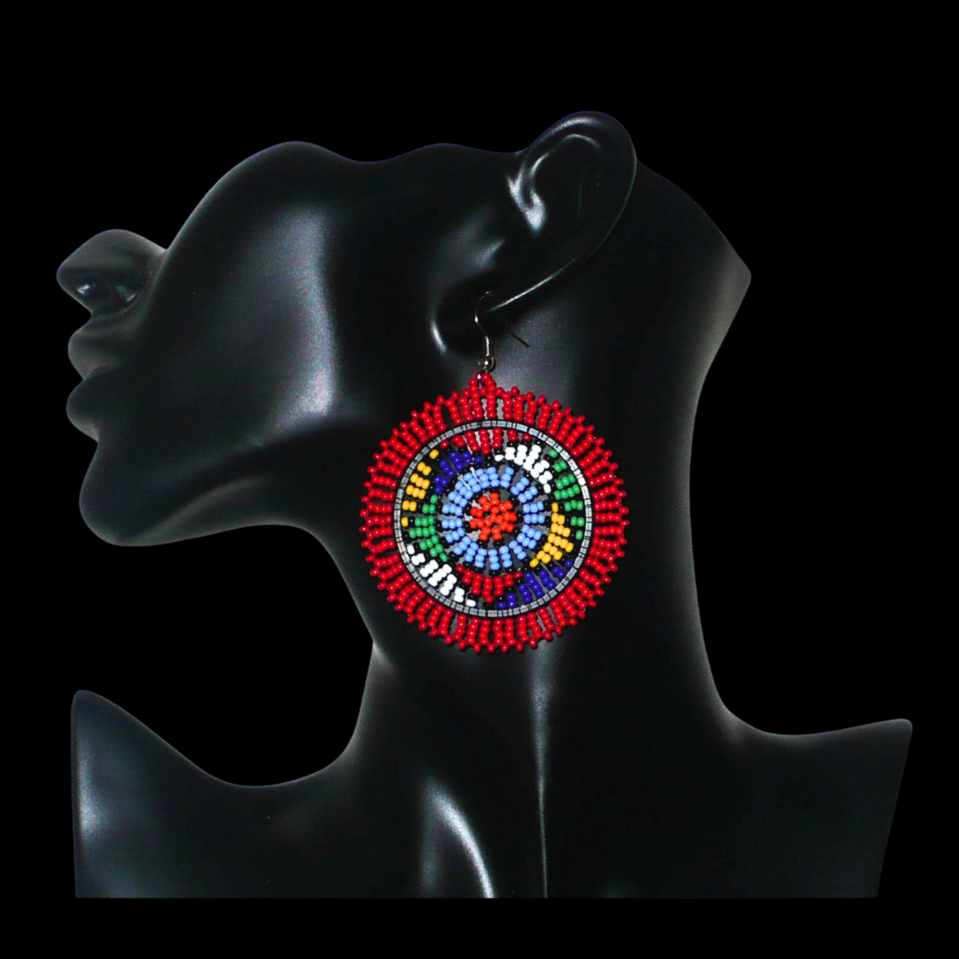 Boucles d'oreilles africaines à motifs zoulous composées de perles de rocailles rouges et multicolores enfilées sur des structures circulaires en fils de fer et de nylon.