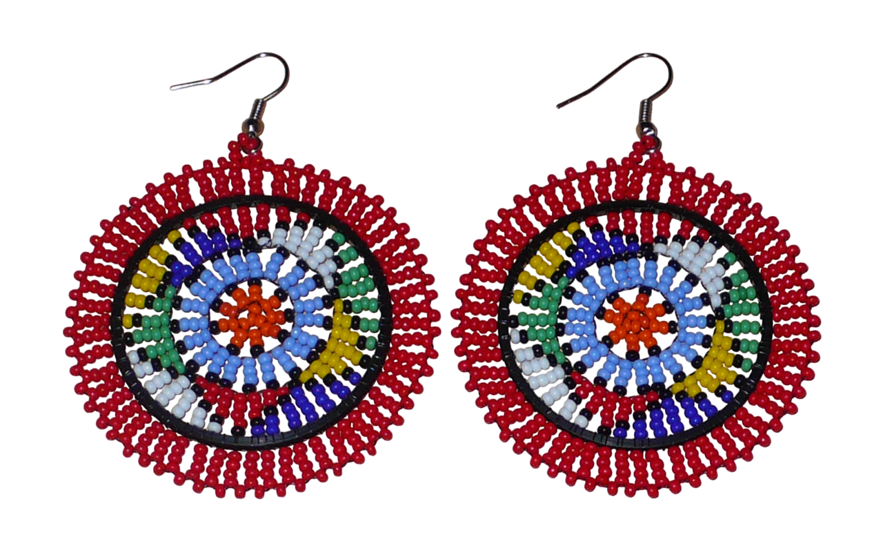Boucles d'oreilles africaines à motifs zoulous composées de perles de rocailles rouges et multicolores enfilées sur des structures circulaires en fils de fer et de nylon.