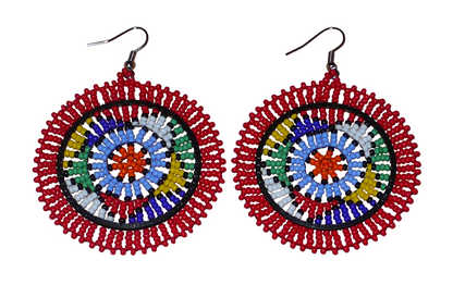 Boucles d'oreilles africaines à motifs zoulous composées de perles de rocailles rouges et multicolores enfilées sur des structures circulaires en fils de fer et de nylon.