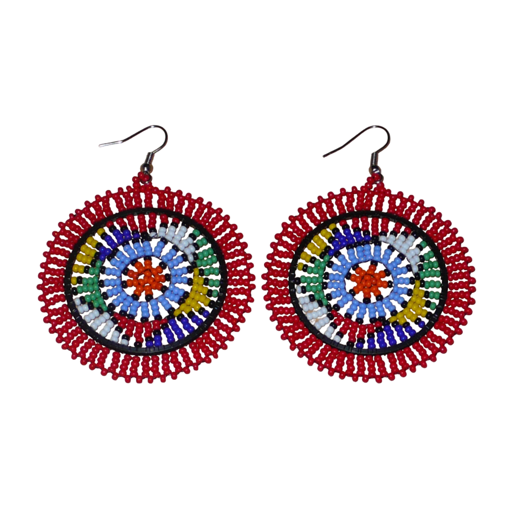 Boucles d'oreilles africaines à motifs zoulous composées de perles de rocailles rouges et multicolores enfilées sur des structures circulaires en fils de fer et de nylon.
