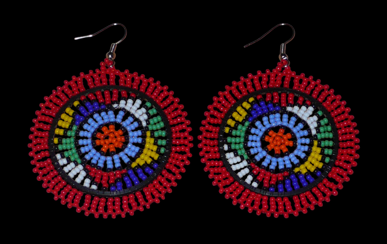 Boucles d'oreilles africaines à motifs zoulous composées de perles de rocailles rouges et multicolores enfilées sur des structures circulaires en fils de fer et de nylon.