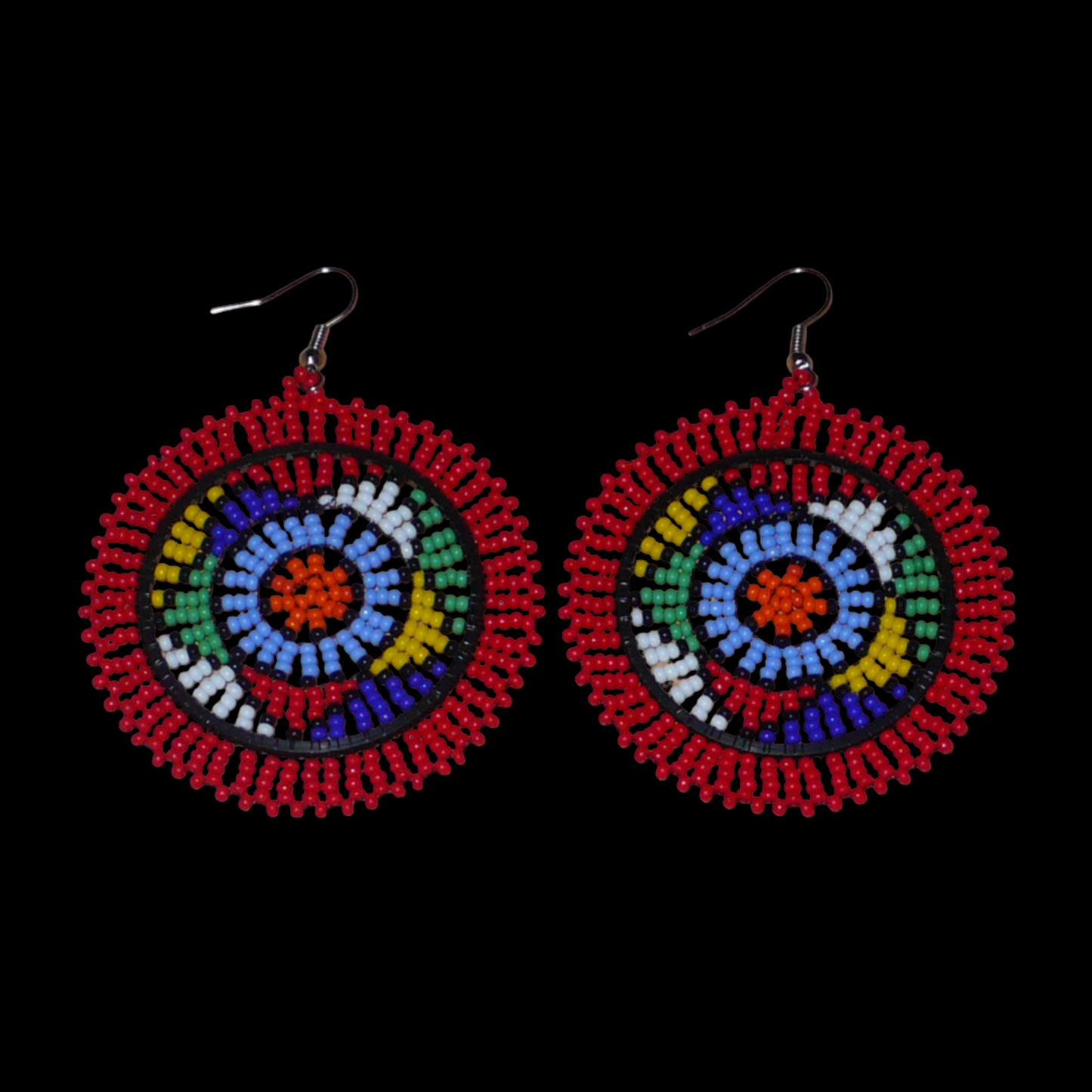 Boucles d'oreilles africaines à motifs zoulous composées de perles de rocailles rouges et multicolores enfilées sur des structures circulaires en fils de fer et de nylon.