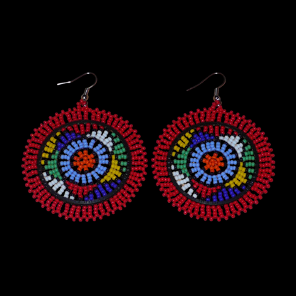 Boucles d'oreilles africaines à motifs zoulous composées de perles de rocailles rouges et multicolores enfilées sur des structures circulaires en fils de fer et de nylon.