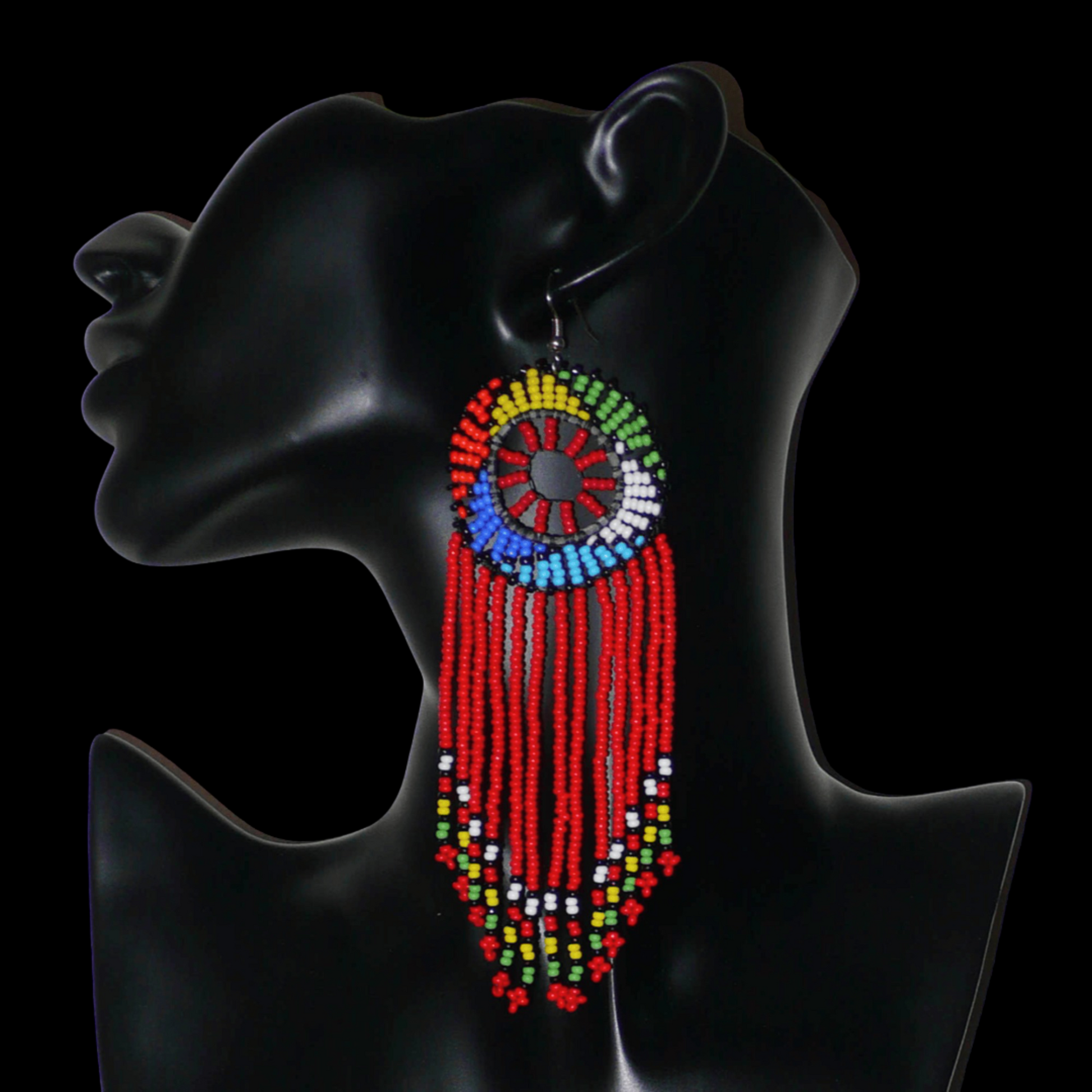 Longues boucles d'oreilles africaines à franges perlées de tradition sud-africaine zouloue. Elles se composent de perles de rocaille rouges et multicolores et mesurent 14,5 cm de long et 4,5 cm de large.