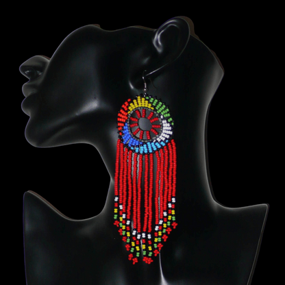 Longues boucles d'oreilles africaines à franges perlées de tradition sud-africaine zouloue. Elles se composent de perles de rocaille rouges et multicolores et mesurent 14,5 cm de long et 4,5 cm de large.