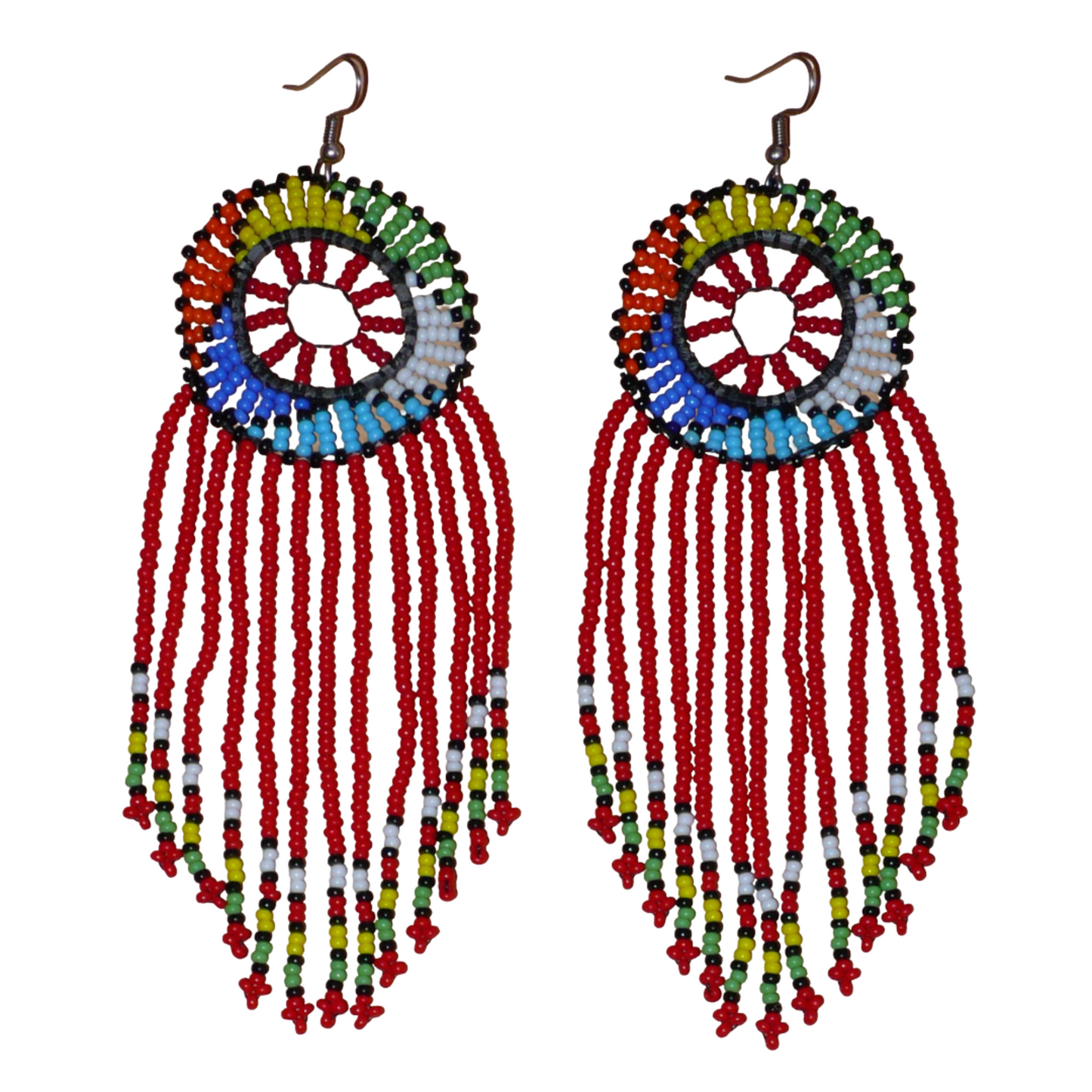 Longues boucles d'oreilles africaines à franges perlées de tradition sud-africaine zouloue. Elles se composent de perles de rocaille rouges et multicolores et mesurent 14,5 cm de long et 4,5 cm de large.