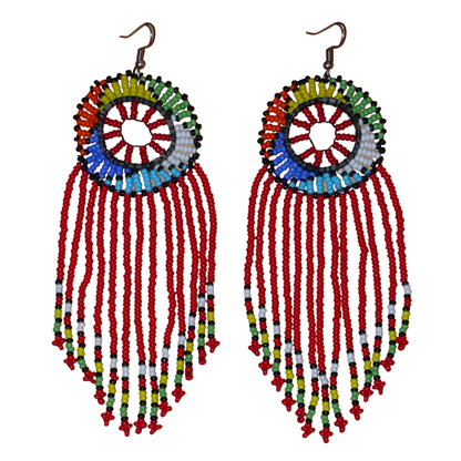 Longues boucles d'oreilles africaines à franges perlées de tradition sud-africaine zouloue. Elles se composent de perles de rocaille rouges et multicolores et mesurent 14,5 cm de long et 4,5 cm de large.