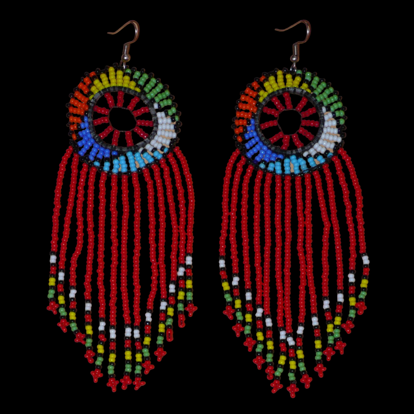 Longues boucles d'oreilles africaines à franges perlées de tradition sud-africaine zouloue. Elles se composent de perles de rocaille rouges et multicolores et mesurent 14,5 cm de long et 4,5 cm de large.